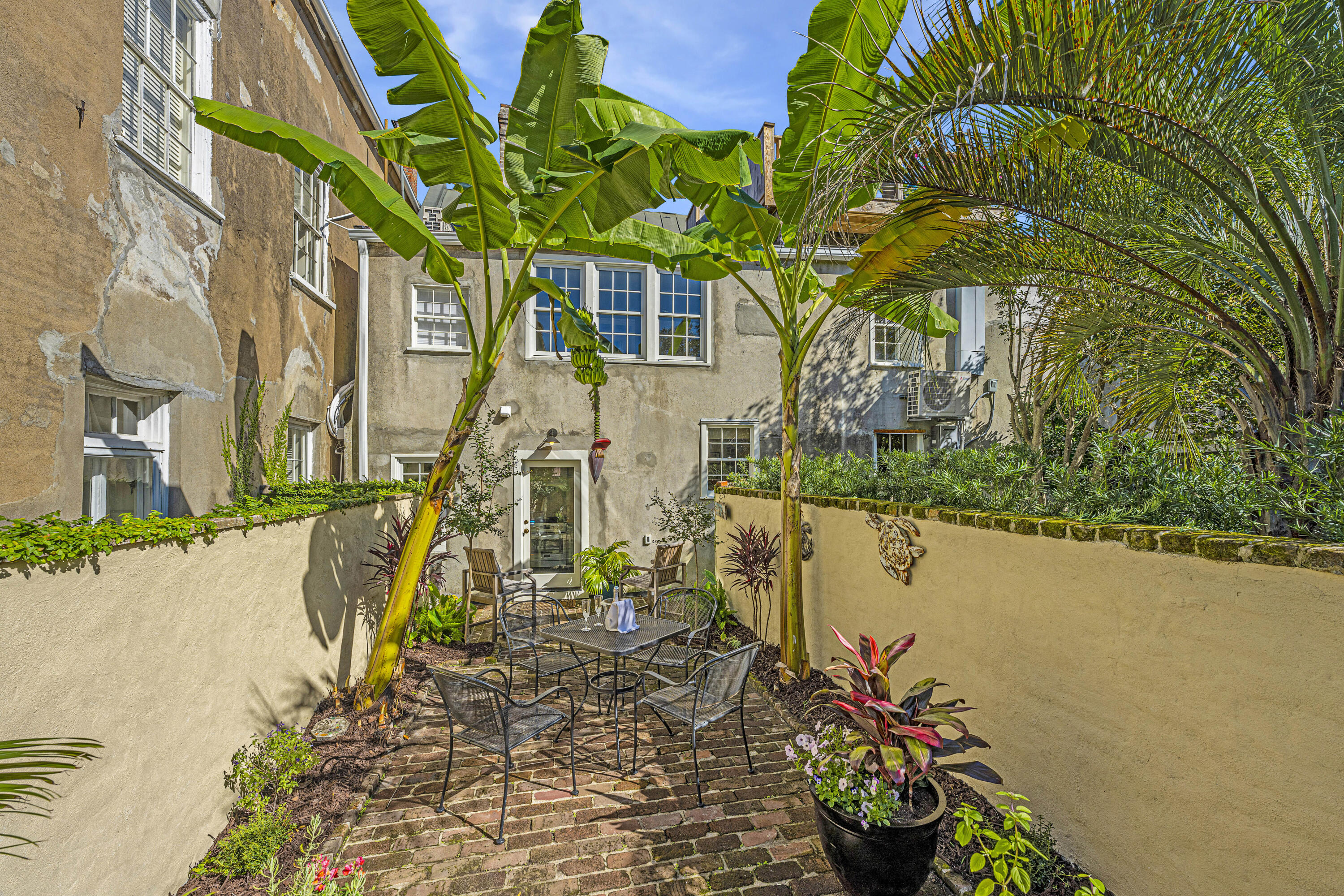 31 State Street Charleston, SC 29401 - Photo 29 of 52 Generous walled courtyard