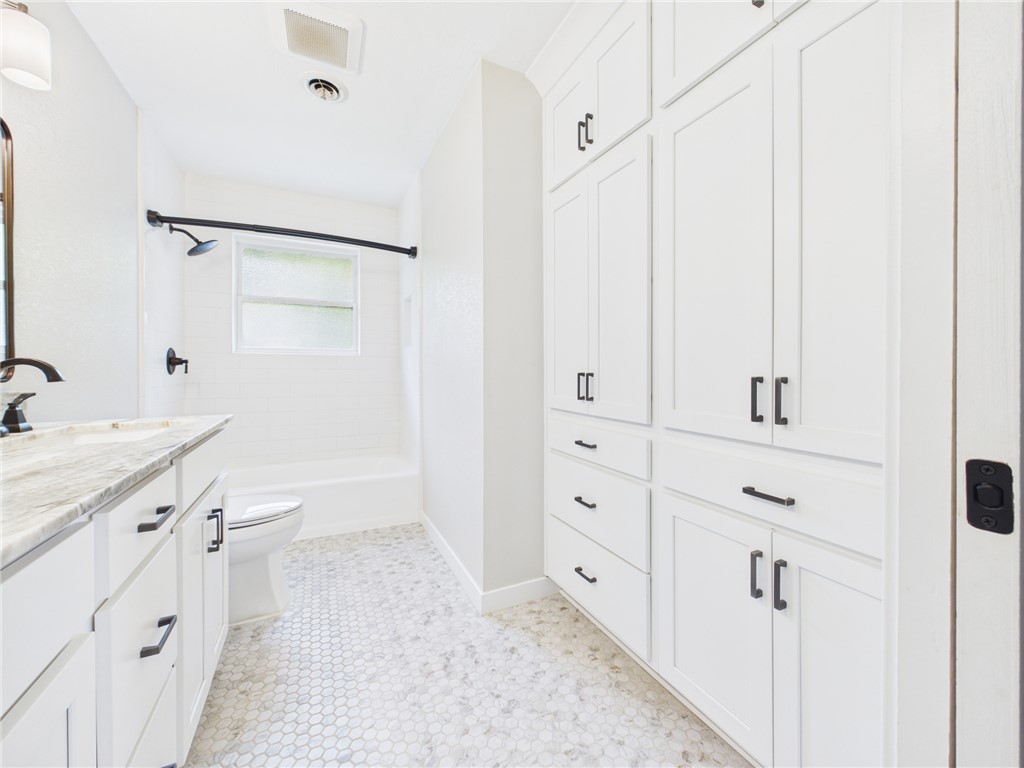 902 Briar Bend Court Bryan, TX 77802 - Photo 25 of 39 a bathroom with a bathtub sink vanity and mirror