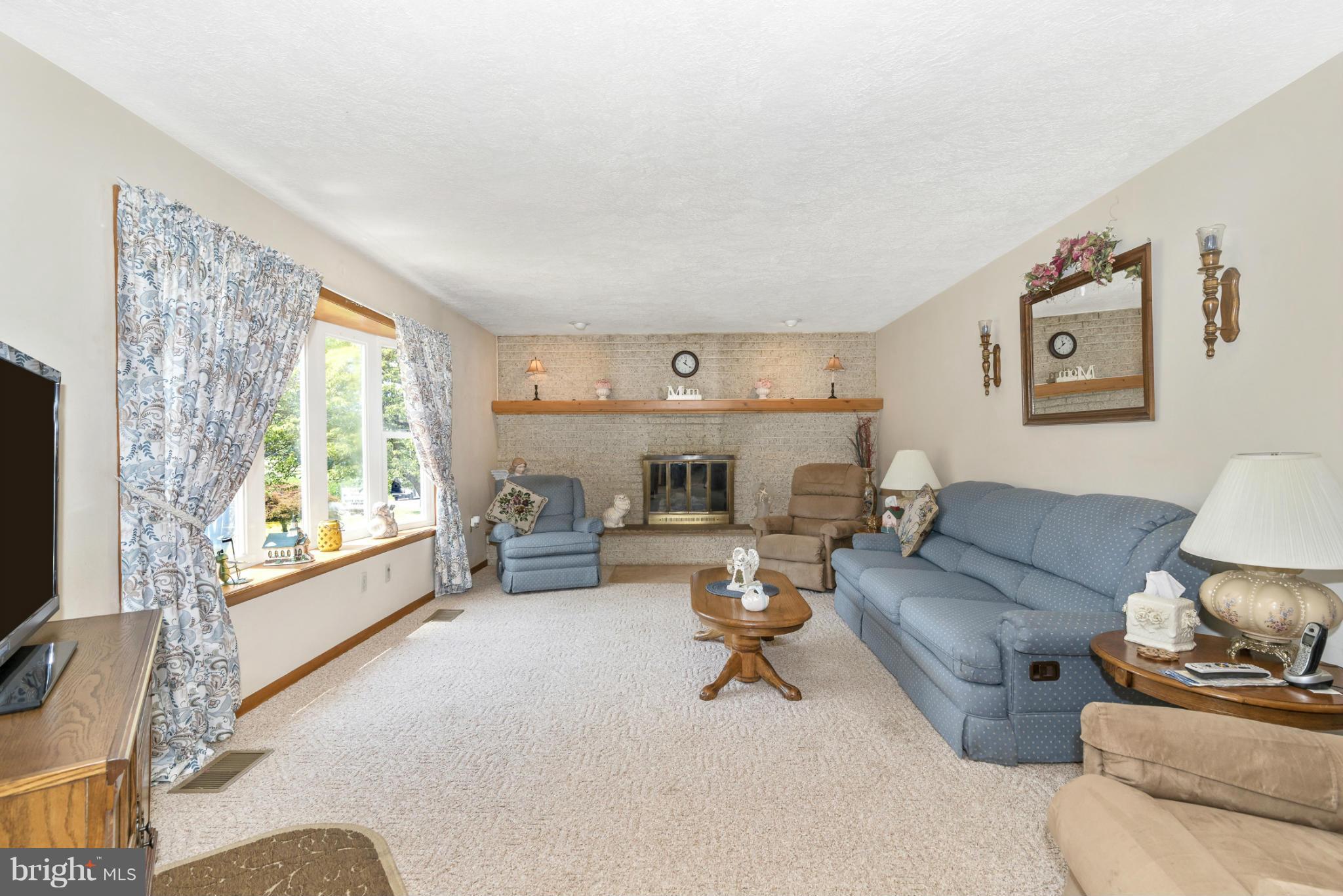 28916 Ridge Road Mount Airy, MD 21771 - Photo 11 of 30 Living Room