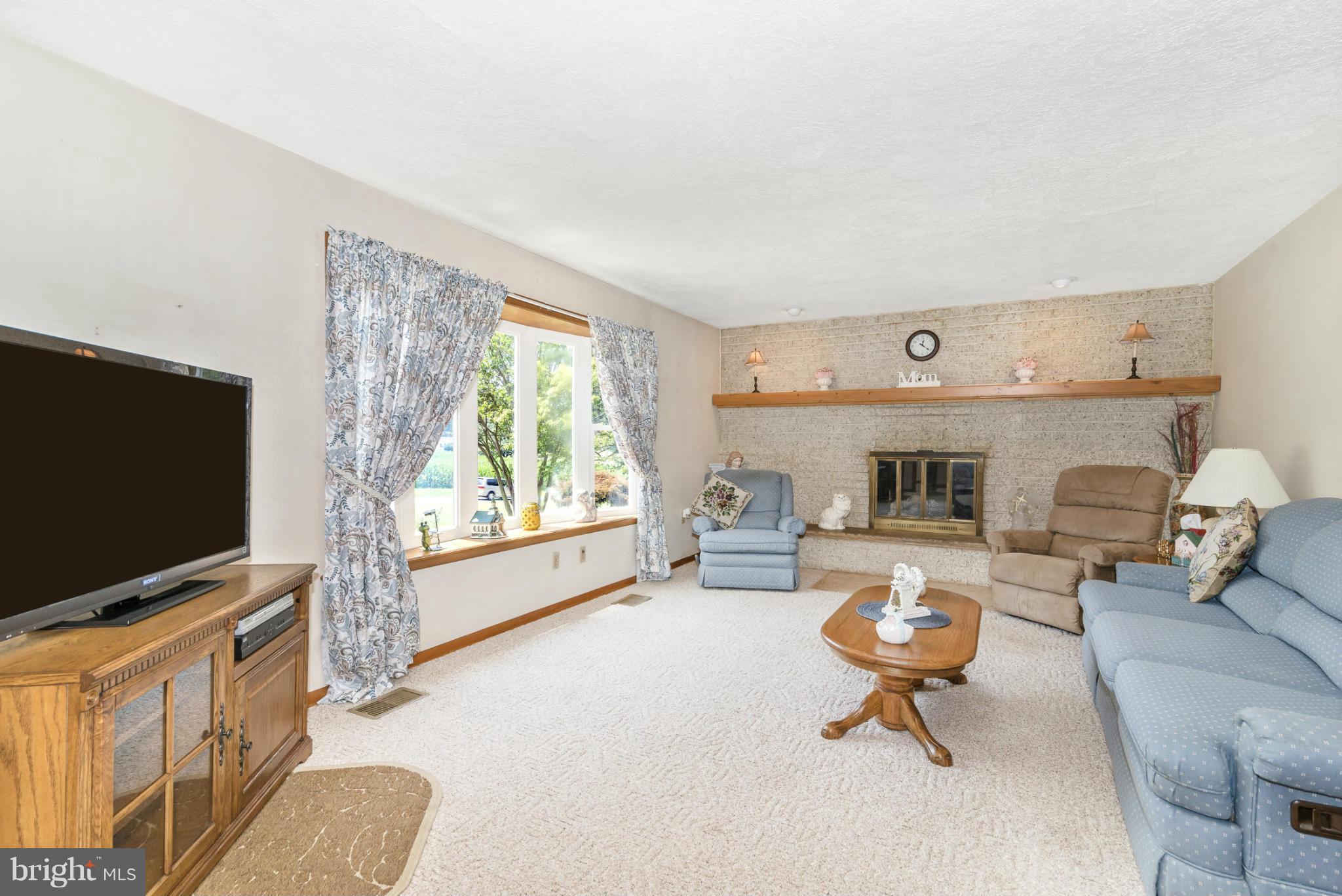 28916 Ridge Road Mount Airy, MD 21771 - Photo 12 of 30 Living Room