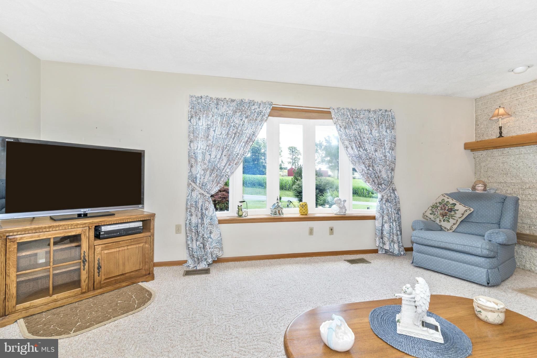 28916 Ridge Road Mount Airy, MD 21771 - Photo 13 of 30 Living Room
