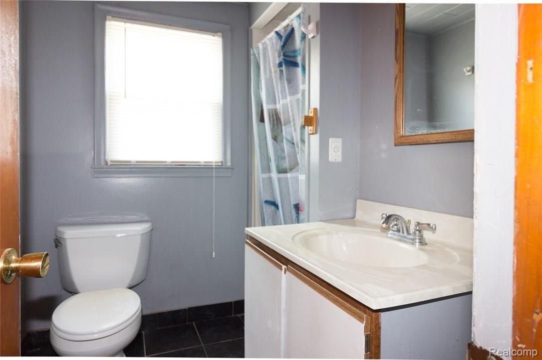 4961 West Dunbar Road Monroe, MI 48161 - Photo 12 of 22 upper bath.jpg