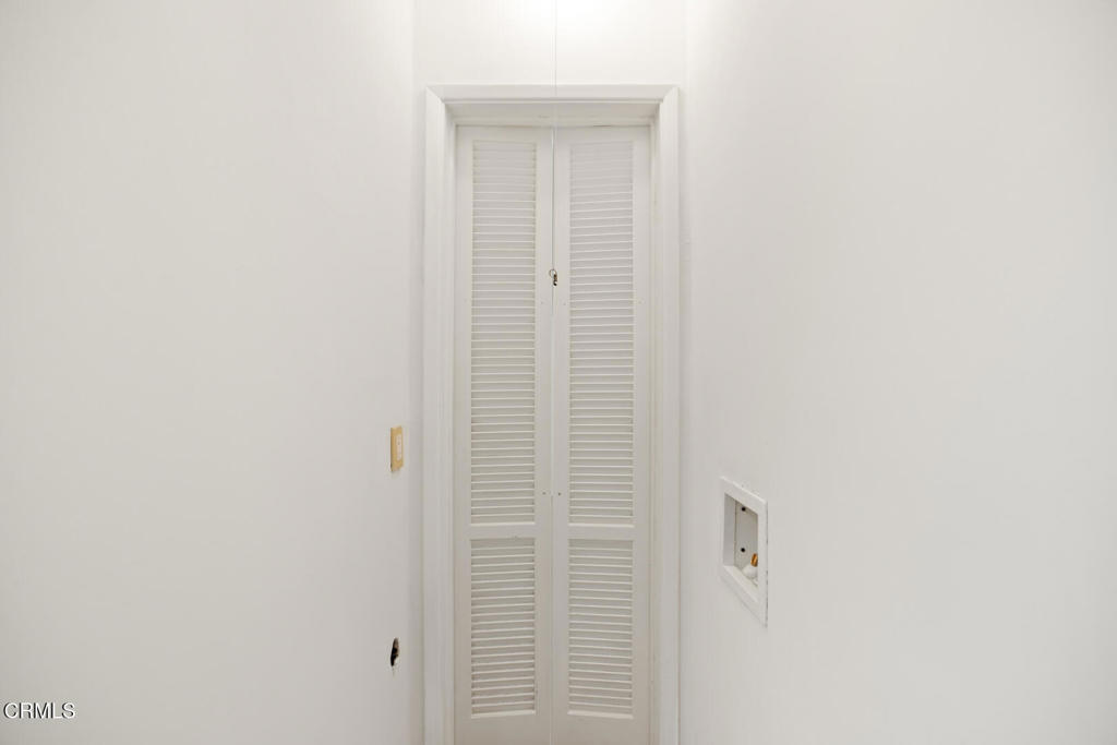 1233 North Columbus Avenue, Unit 1C Glendale, CA 91202 - Photo 18 of 22 Washer/dryer hookups