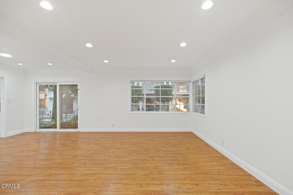 1233 North Columbus Avenue, Unit 1C Glendale, CA 91202 - Photo 3 of 22 Living room
