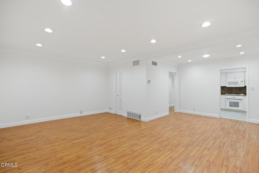 1233 North Columbus Avenue, Unit 1C Glendale, CA 91202 - Photo 4 of 22 Living room