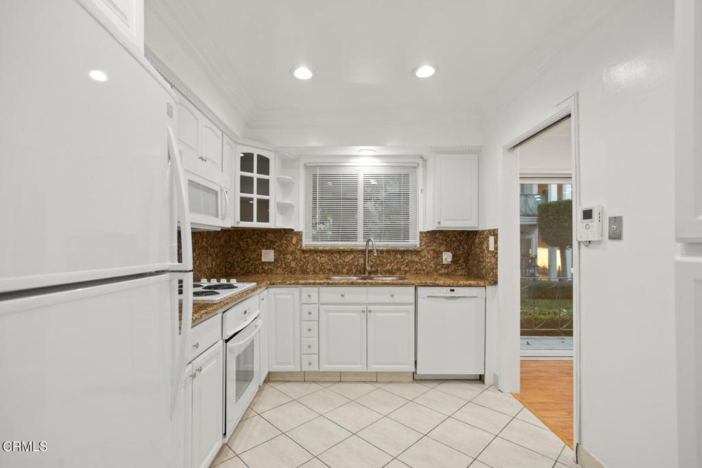 1233 North Columbus Avenue, Unit 1C Glendale, CA 91202 - Photo 9 of 22 Kitchen