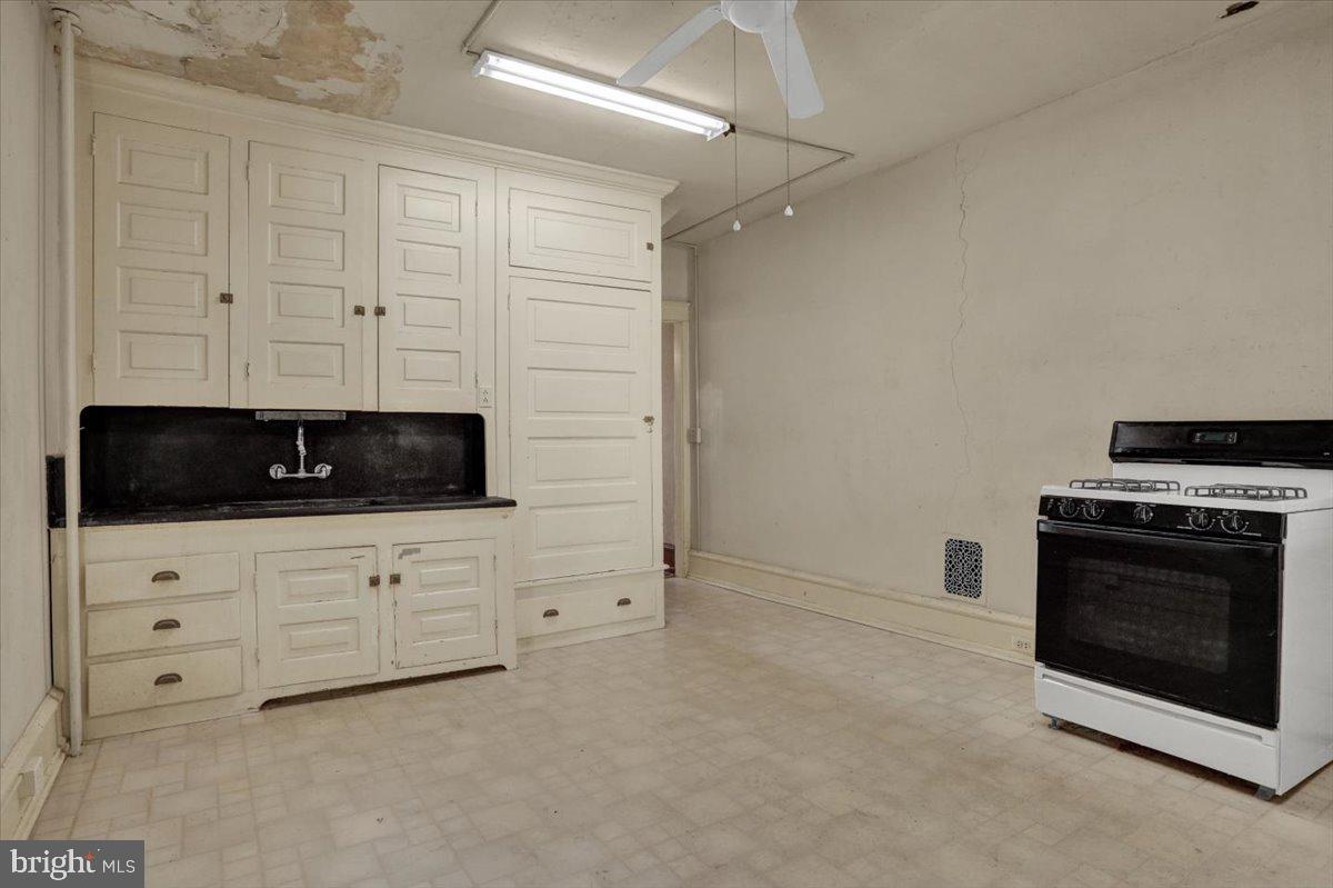 2019 Spring Street Reading, PA 19609 - Photo 13 of 31 Kitchen