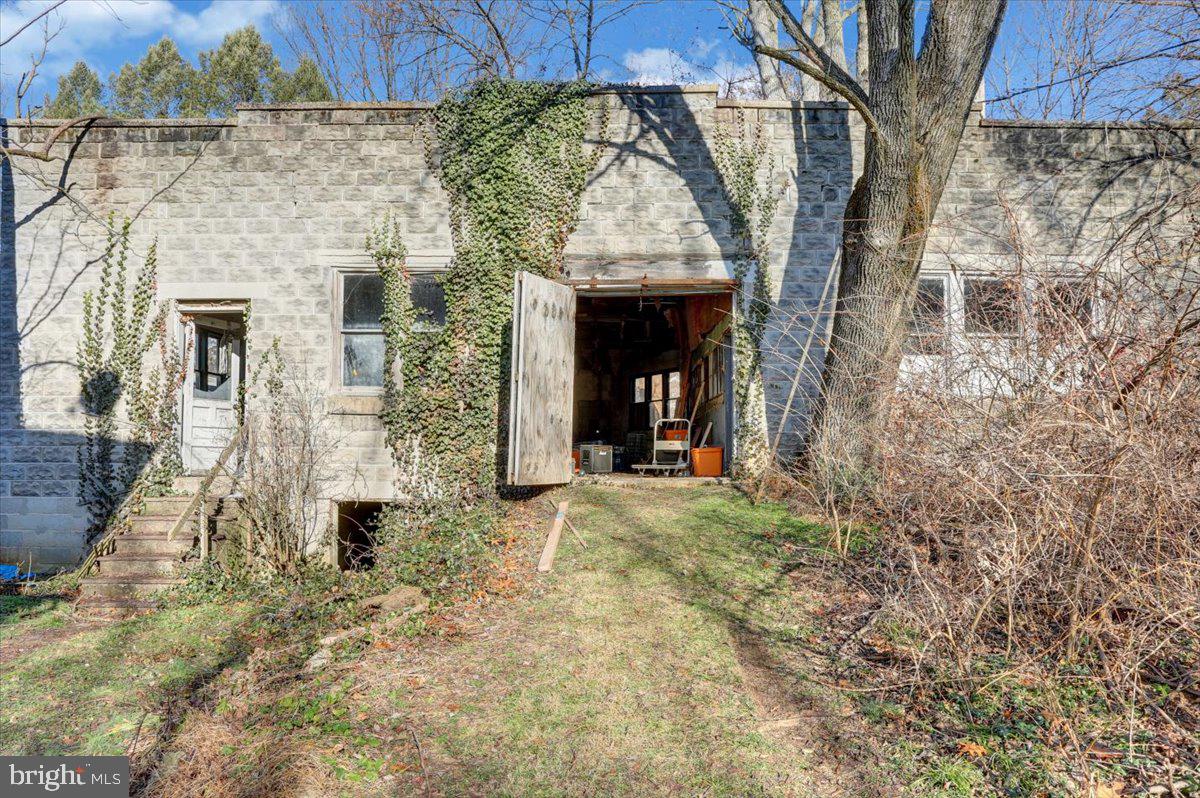 2019 Spring Street Reading, PA 19609 - Photo 5 of 31 Garage entrance from Spring St