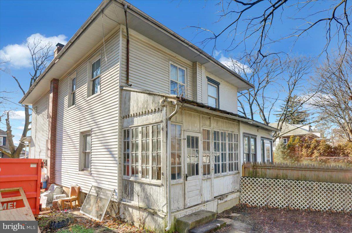 2019 Spring Street Reading, PA 19609 - Photo 6 of 31 Enclosed back porch