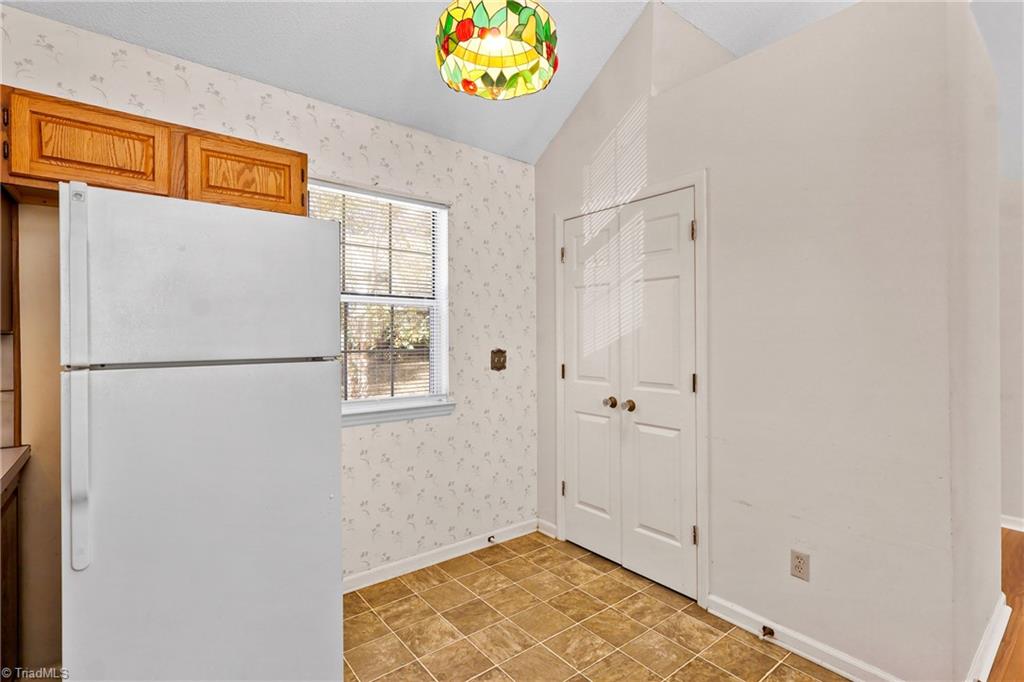 418 Shadybrook Road High Point, NC 27265 - Photo 9 of 29