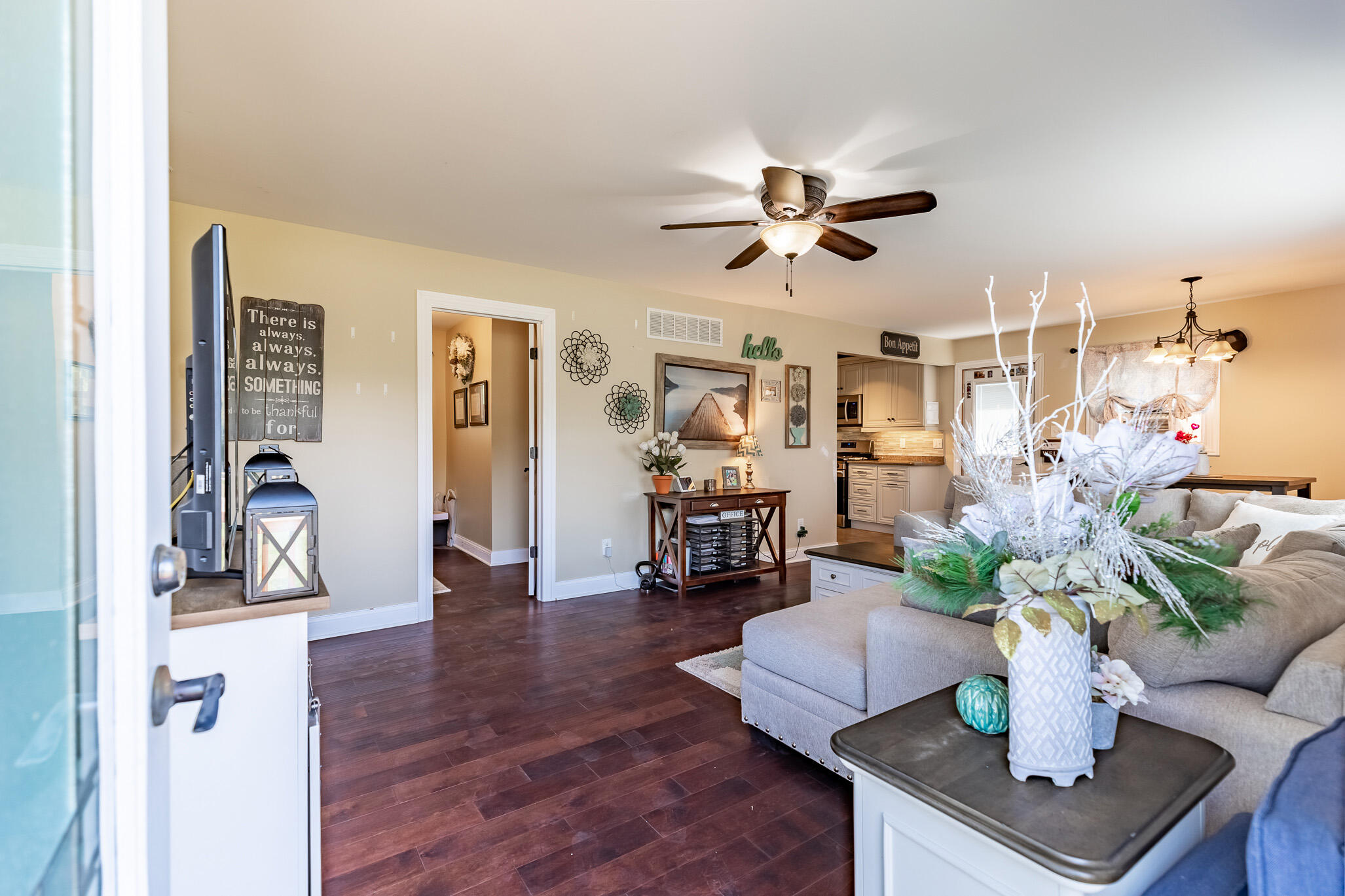 14615 Reeder Road Crown Point, IN 46307 - Photo 4 of 26 a living room with furniture
