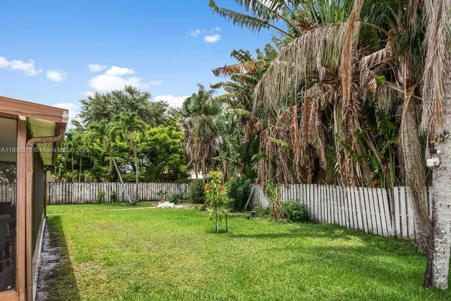 a view of a back yard