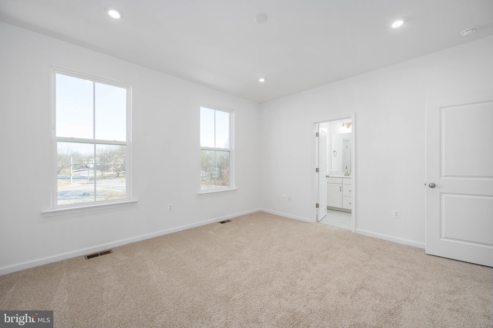 10157 Queens Way Manassas, VA 20110 - Photo 20 of 27 an empty room with windows