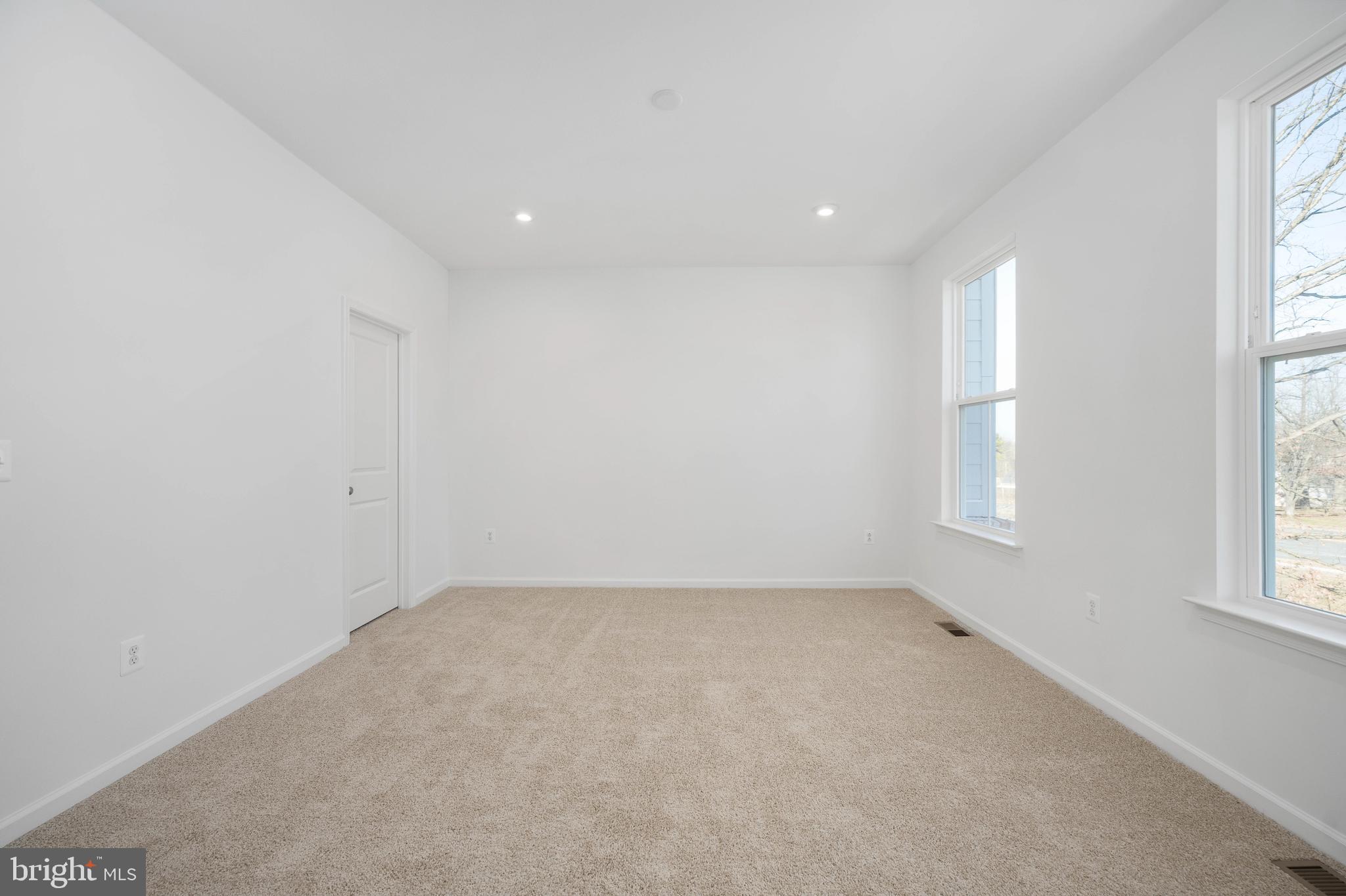 10157 Queens Way Manassas, VA 20110 - Photo 21 of 27 an empty room with windows