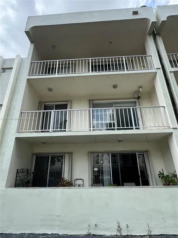 $2,100 | 1480 West 46th Street, Unit 208, Hialeah, FL 33012