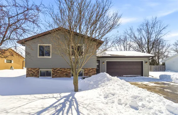 $330,000 | 29 Hillock Court, Appleton, WI 54914