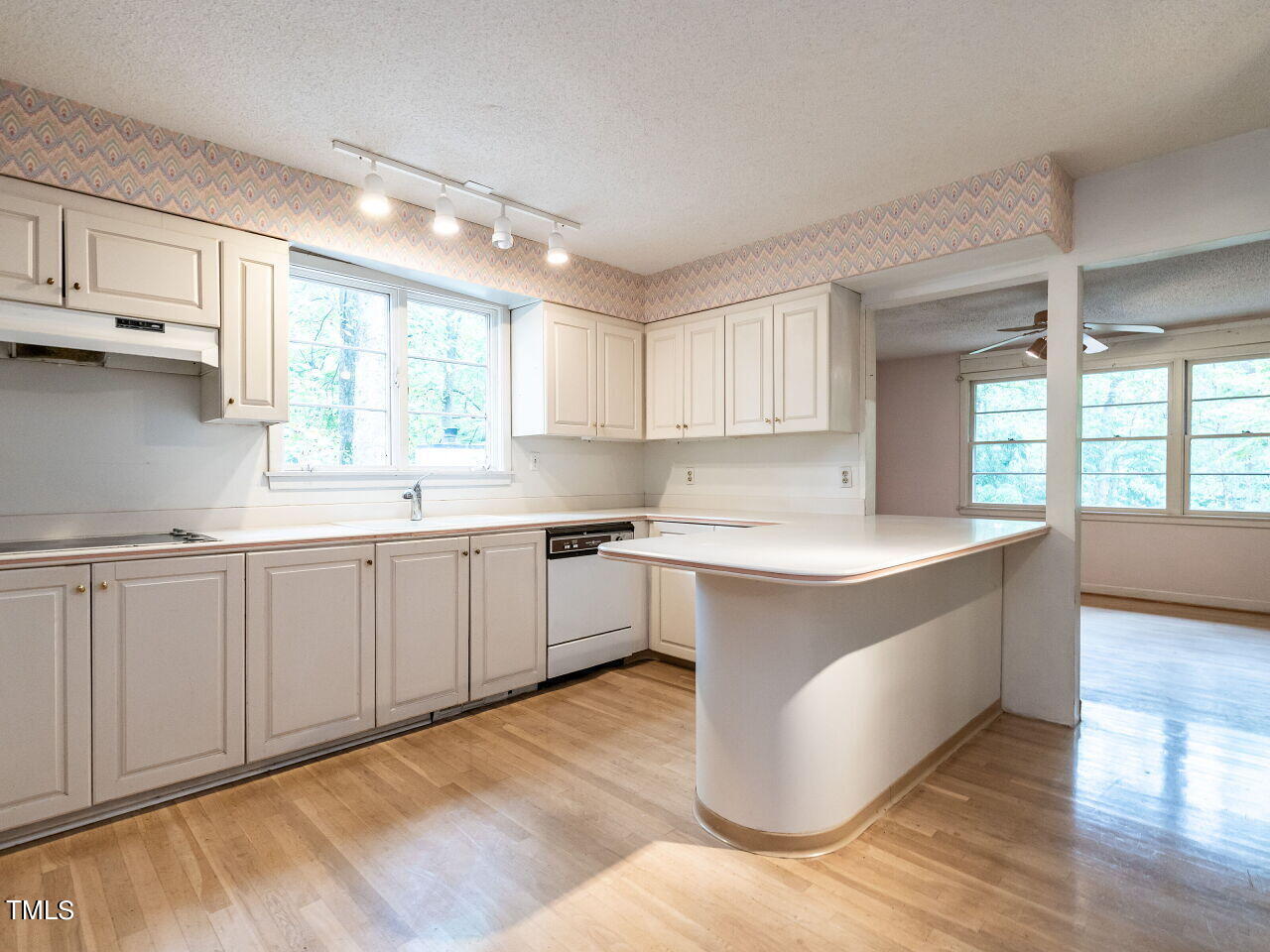 417 Forsyth Street Raleigh, NC 27609 - Photo 13 of 34 012-1280x960-kitchen