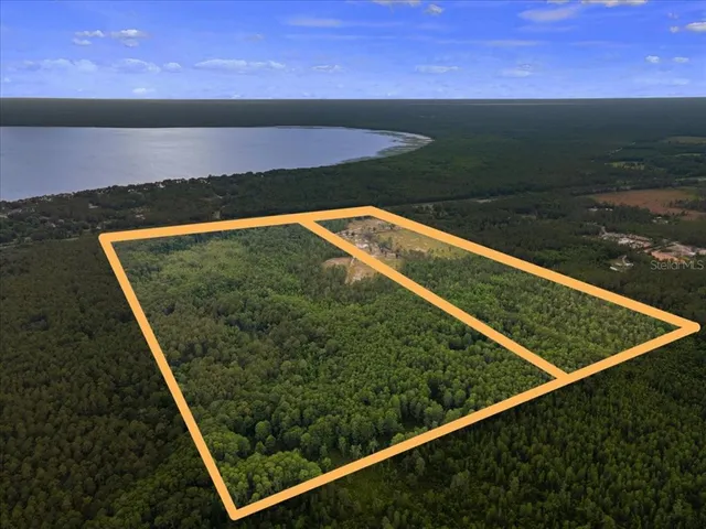 a view of a back yard