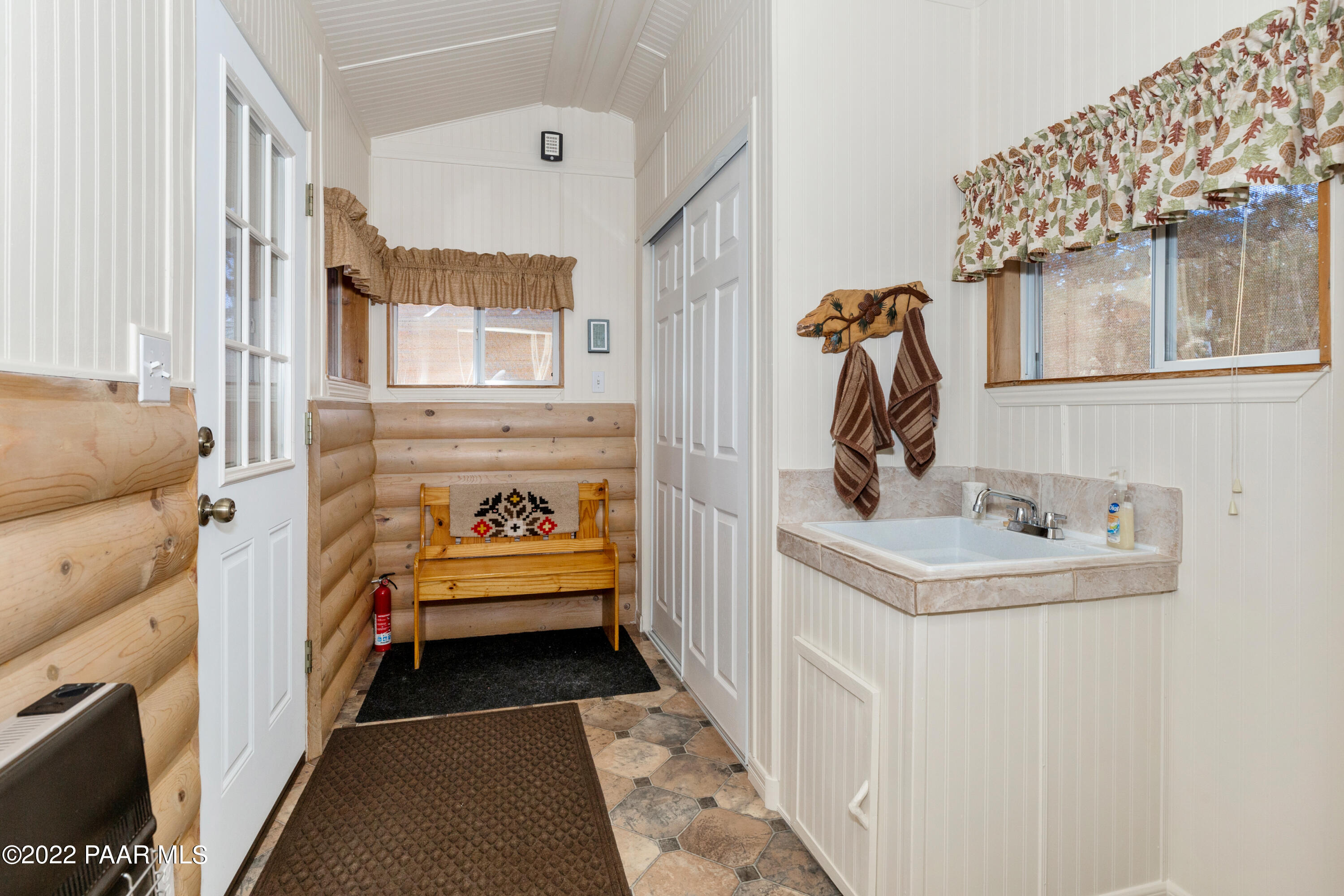 3673 Raney Road Ash Fork, AZ 86320 - Photo 17 of 32 018_Mud Room
