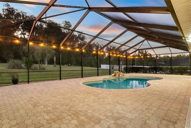 a view of a backyard