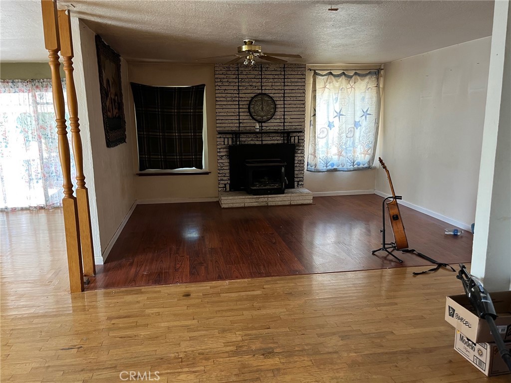15050 Lakeview Way Clearlake, CA 95422 - Photo 4 of 11 Living room
