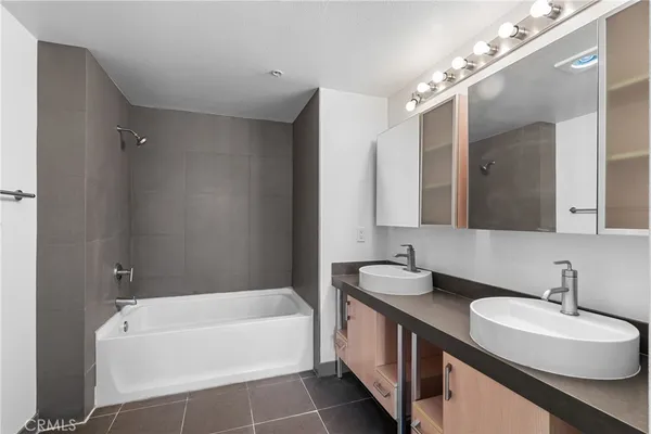 $2,900 | 1234 Wilshire Boulevard, Unit 517, Los Angeles, CA 90017