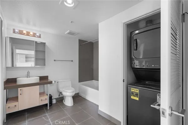 $2,900 | 1234 Wilshire Boulevard, Unit 517, Los Angeles, CA 90017