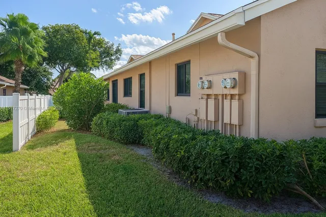 a view of a back yard of the house