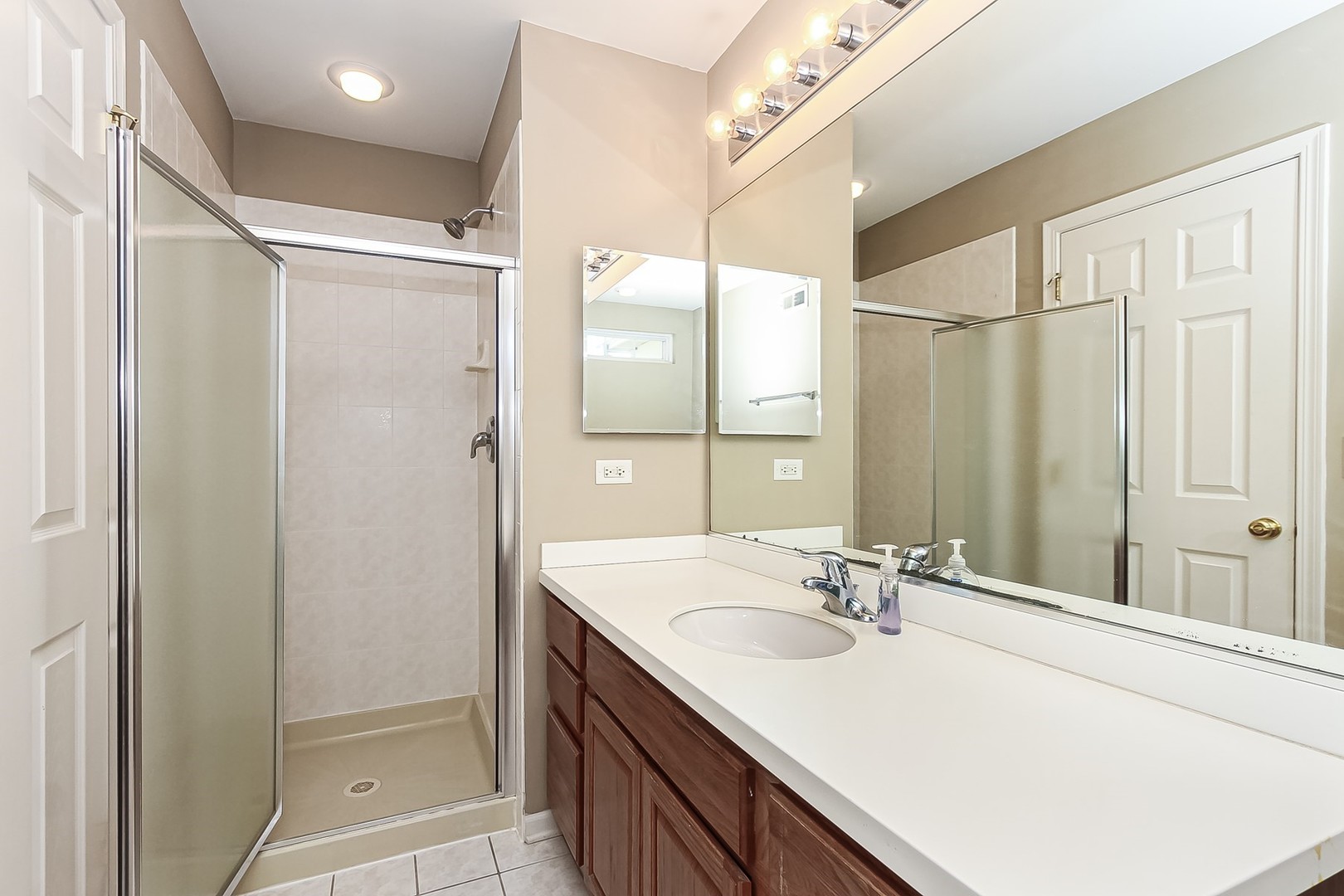 112 Durango Drive Gilberts, IL 60136 - Photo 16 of 24 a bathroom with a sink double vanity and a mirror