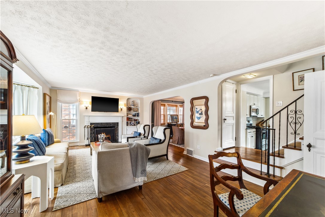 2463 Fenwick Road Cleveland, OH 44118 - Photo 3 of 46