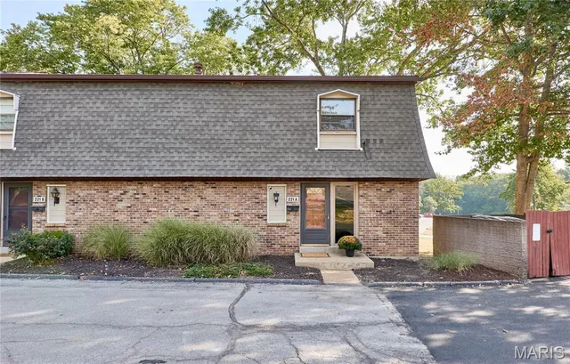 $220,000 | 221 Braeshire Drive, Unit A, Ballwin, MO 63021