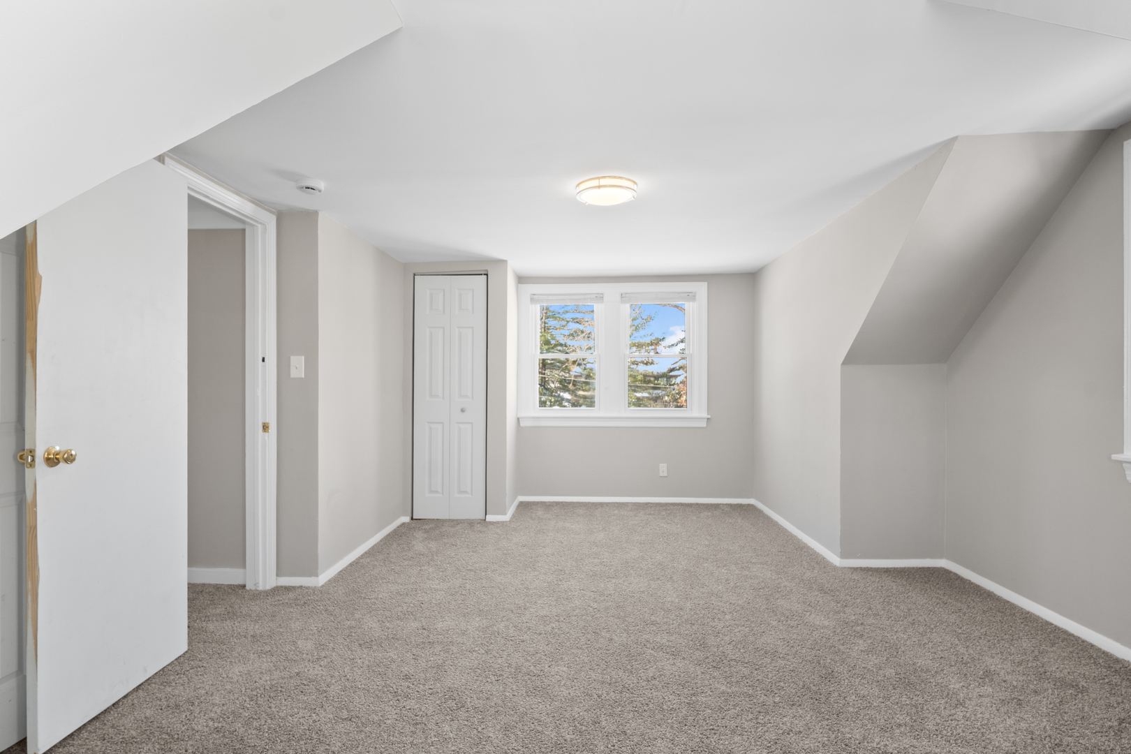 5604 South Madison Avenue Countryside, IL 60525 - Photo 13 of 29 an empty room with windows