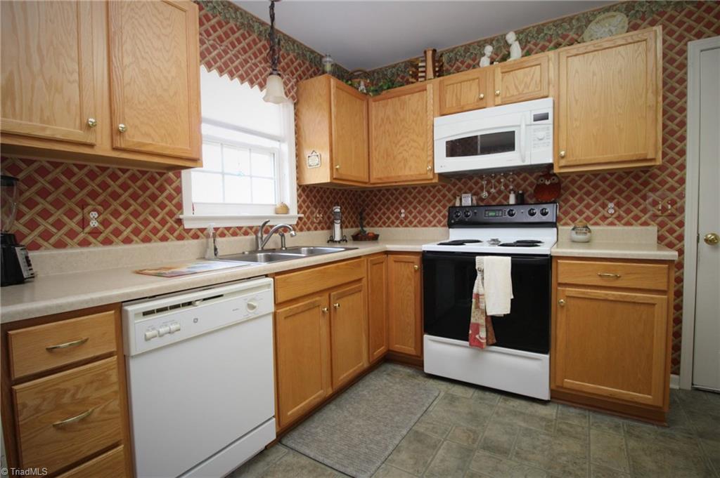 6931 Channel Forest Road Belews Creek, NC 27009 - Photo 6 of 23 Gallery Image 6