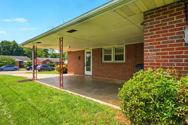 a view of a house with a backyard