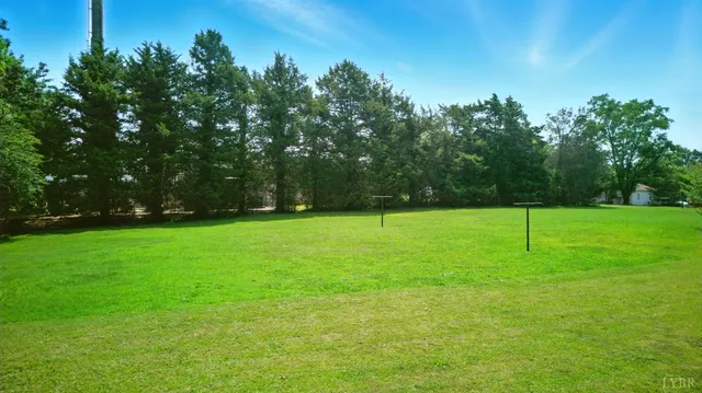 a view of a house with backyard and a garden
