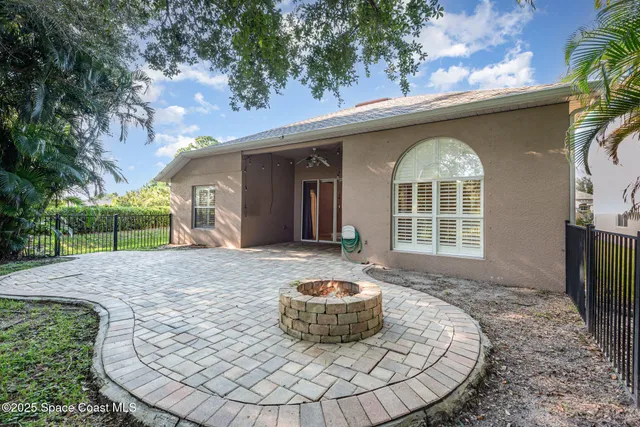 a view of a house with entertaining space