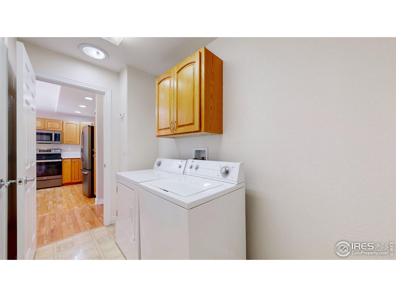 3585 West 20th Street Road Greeley, CO 80634 - Photo 30 of 32 a bathroom with a sink a mirror and a bathtub