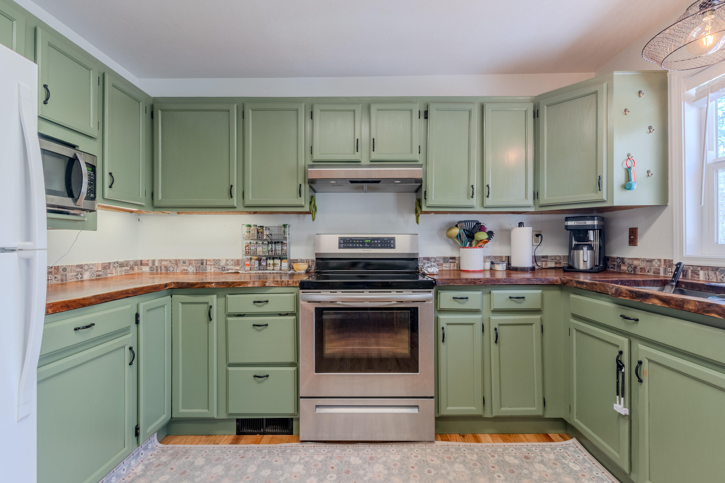127 Lodge Road Trail, OR 97541 - Photo 11 of 37 Kitchen