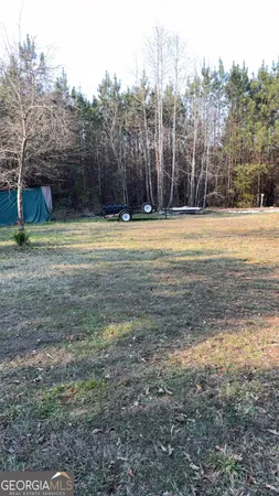 a view of a yard with a house