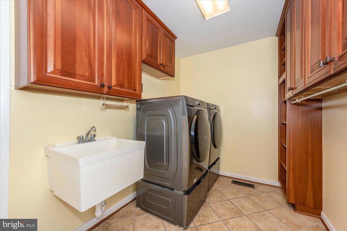 10 Megans Court Olney, MD 20832 - Photo 17 of 47 a bathroom with a sink and washing machine