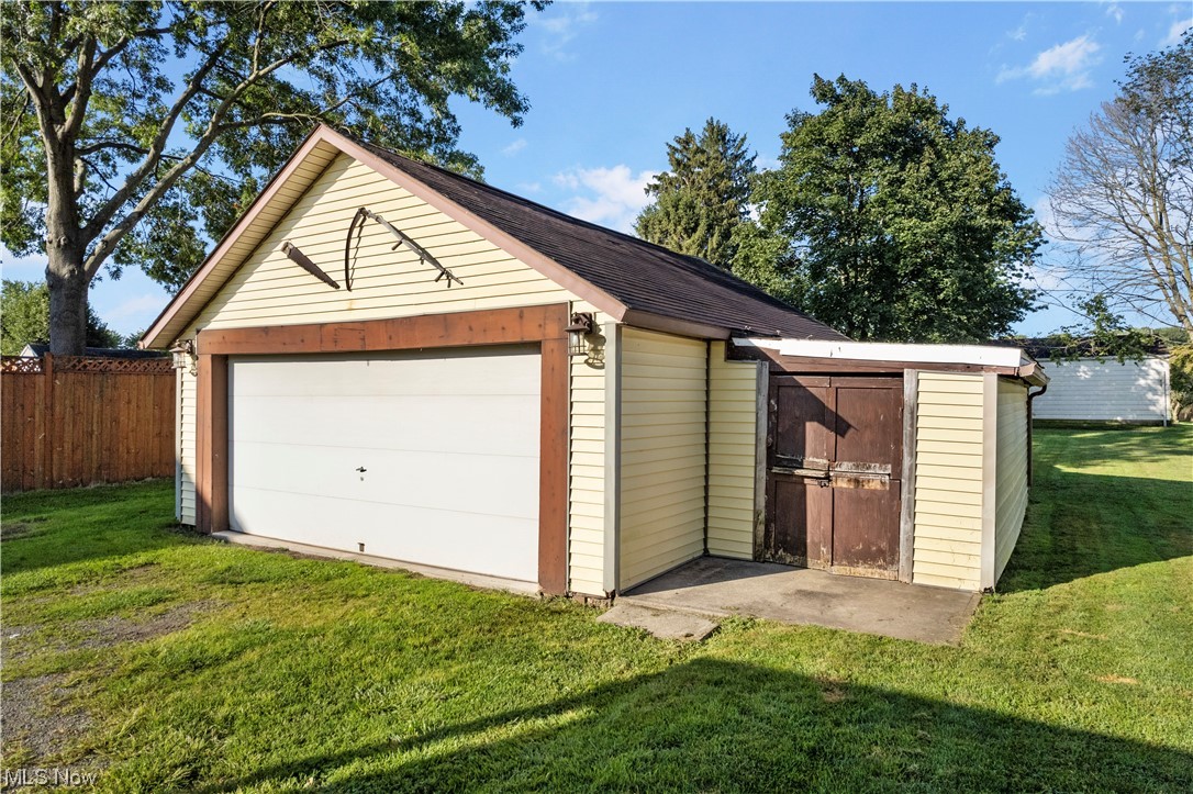 4815 Ridge Avenue Southeast Canton, OH 44707 - Photo 19 of 28 Garage featuring garage and a yard