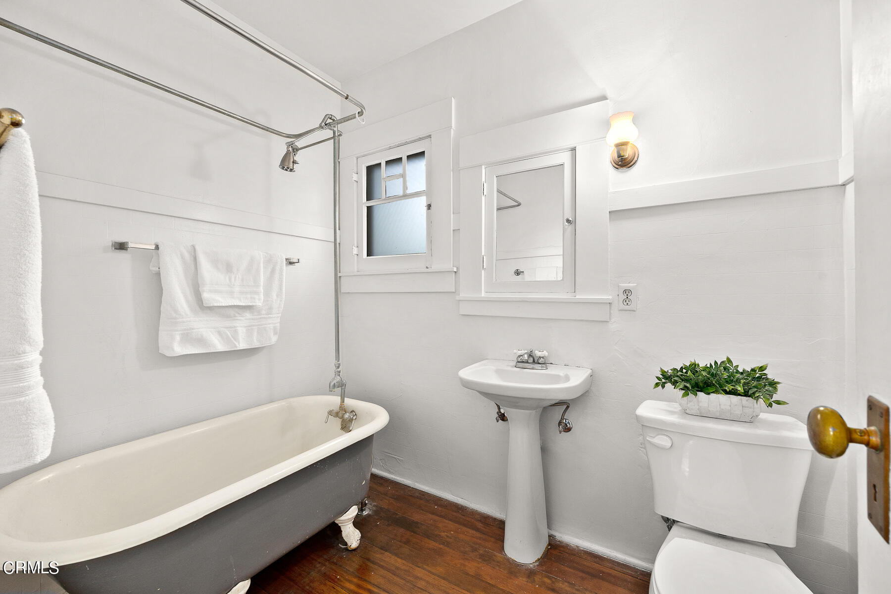 310 Congress Place Pasadena, CA 91105 - Photo 12 of 23 a bathroom with a sink a toilet and bathtub