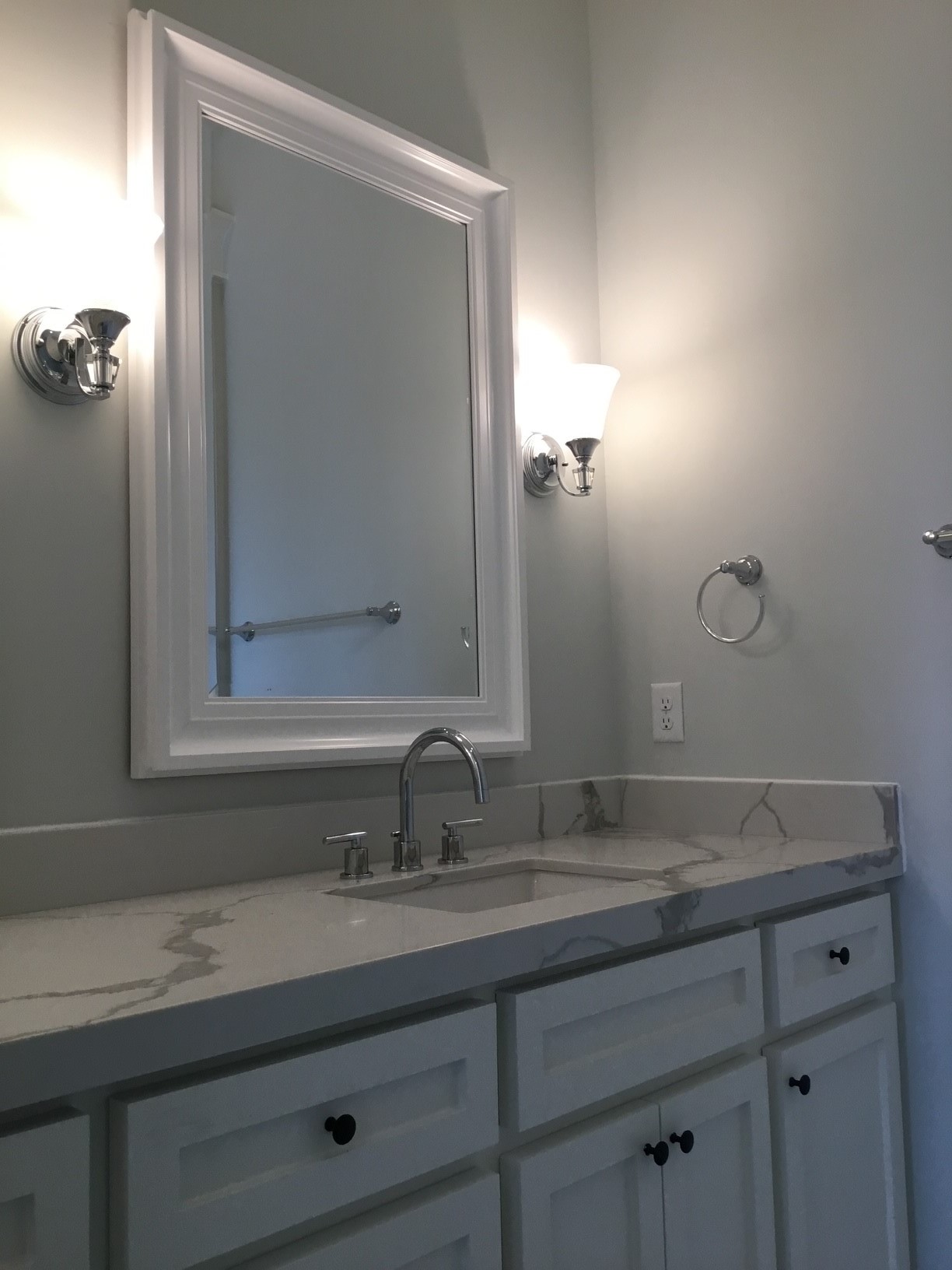 1116 Bartlett Street, Unit B Houston, TX 77006 - Photo 9 of 22 a bathroom with a sink and mirror
