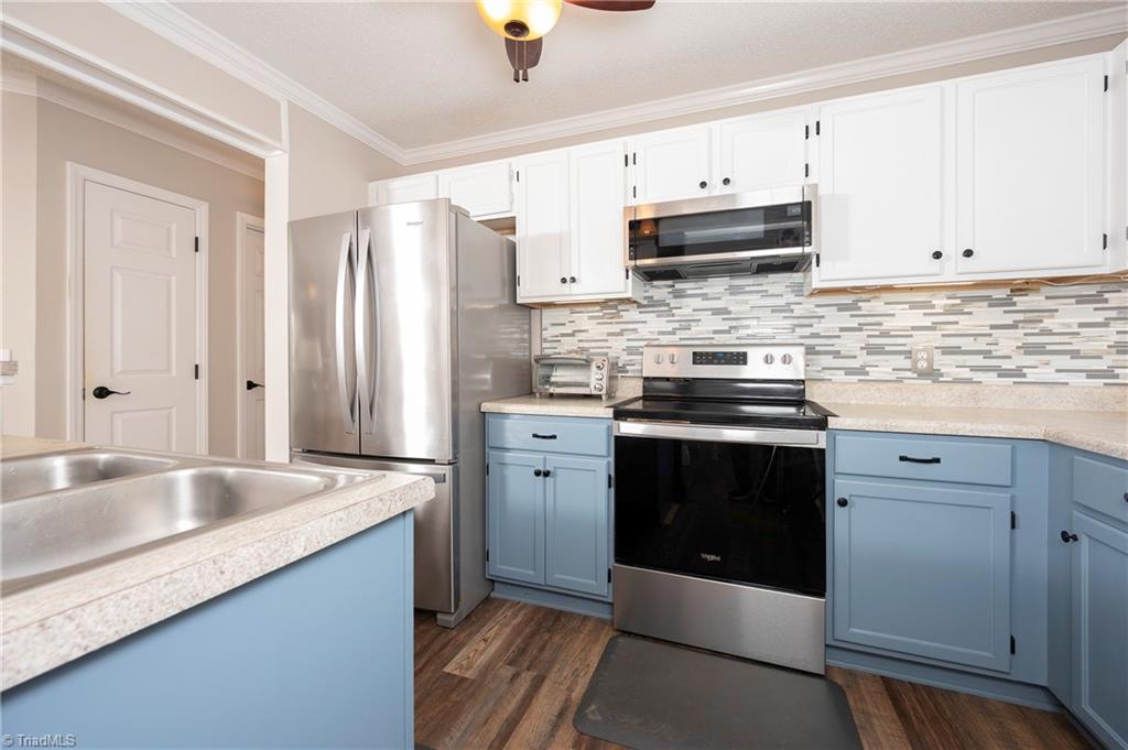 5870 Ferntree Court Pfafftown, NC 27040 - Photo 7 of 28 Kitchen is open to living room