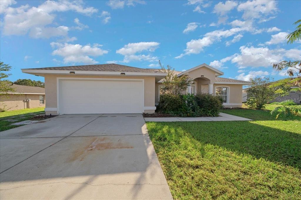 12205 Southeast 100th Court Belleview, FL 34420 - Photo 8 of 73 a view of a house with a garden