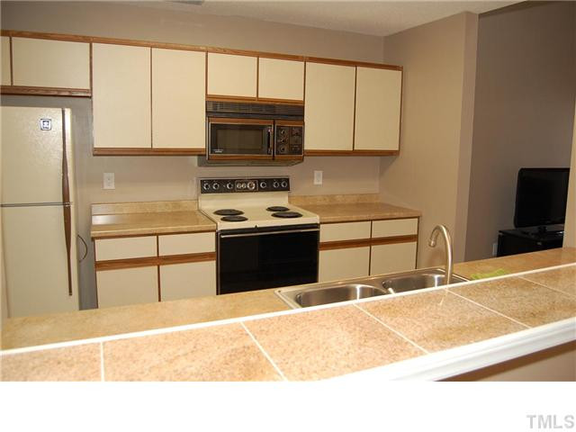 6010 Winterpointe Lane, Unit 203 Raleigh, NC 27606 - Photo 5 of 12 Kitchen
