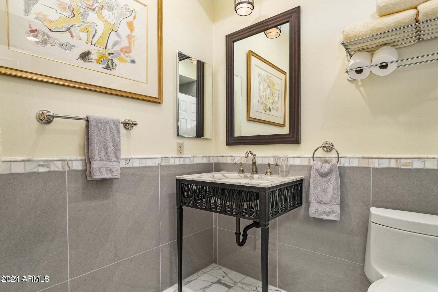 7272 East Gainey Ranch Road, Unit 43 Scottsdale, AZ 85258 - Photo 14 of 40 a bathroom with a toilet a sink and mirror