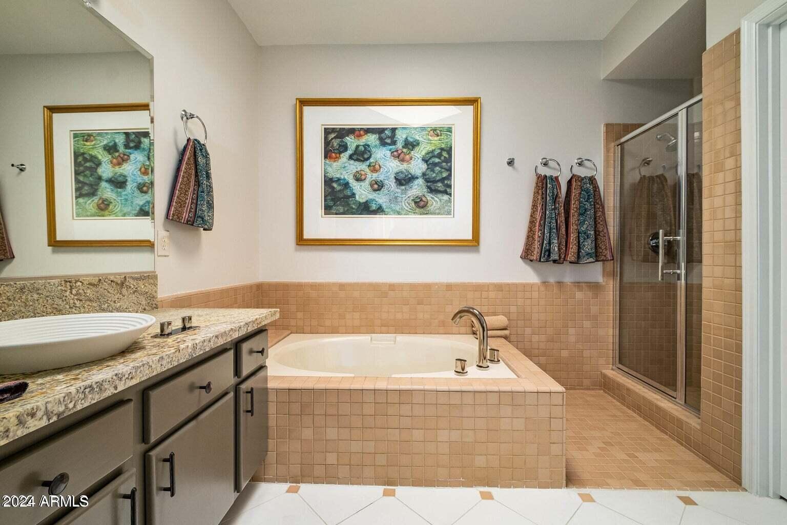 7272 East Gainey Ranch Road, Unit 43 Scottsdale, AZ 85258 - Photo 20 of 40 a bathroom with a tub a sink and a window