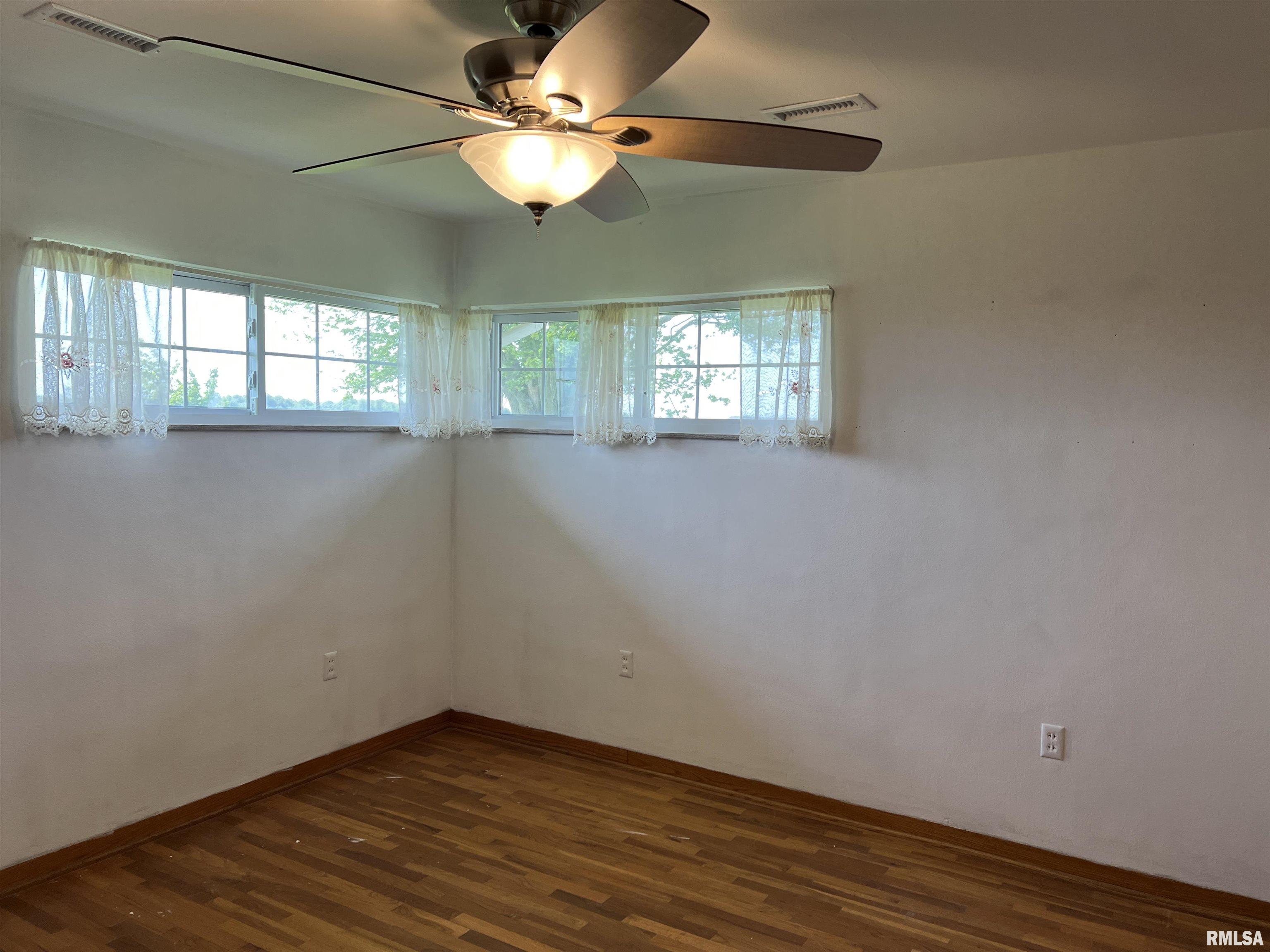 910 Middleton Street Iuka, IL 62849 - Photo 12 of 57