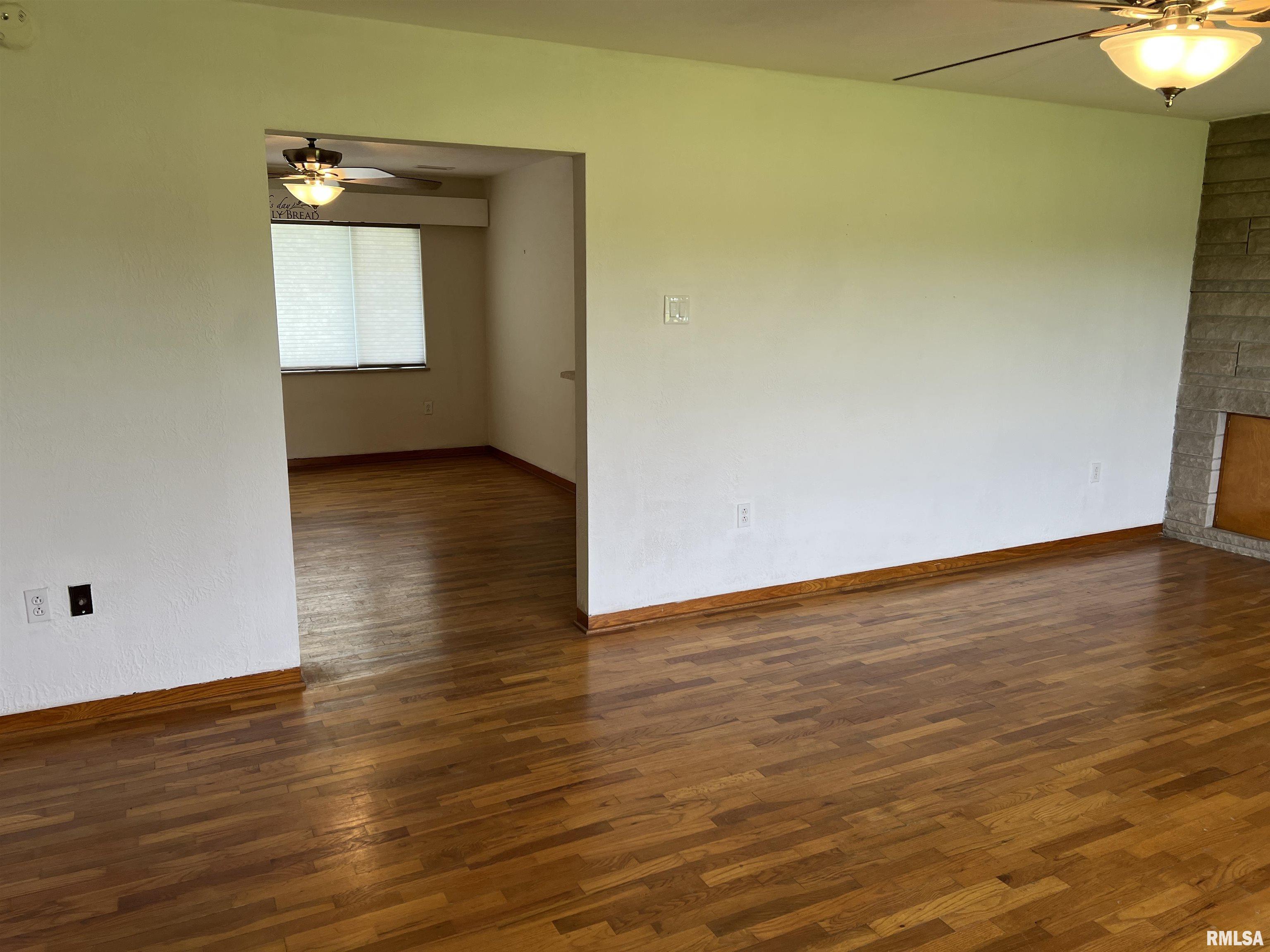 910 Middleton Street Iuka, IL 62849 - Photo 3 of 57